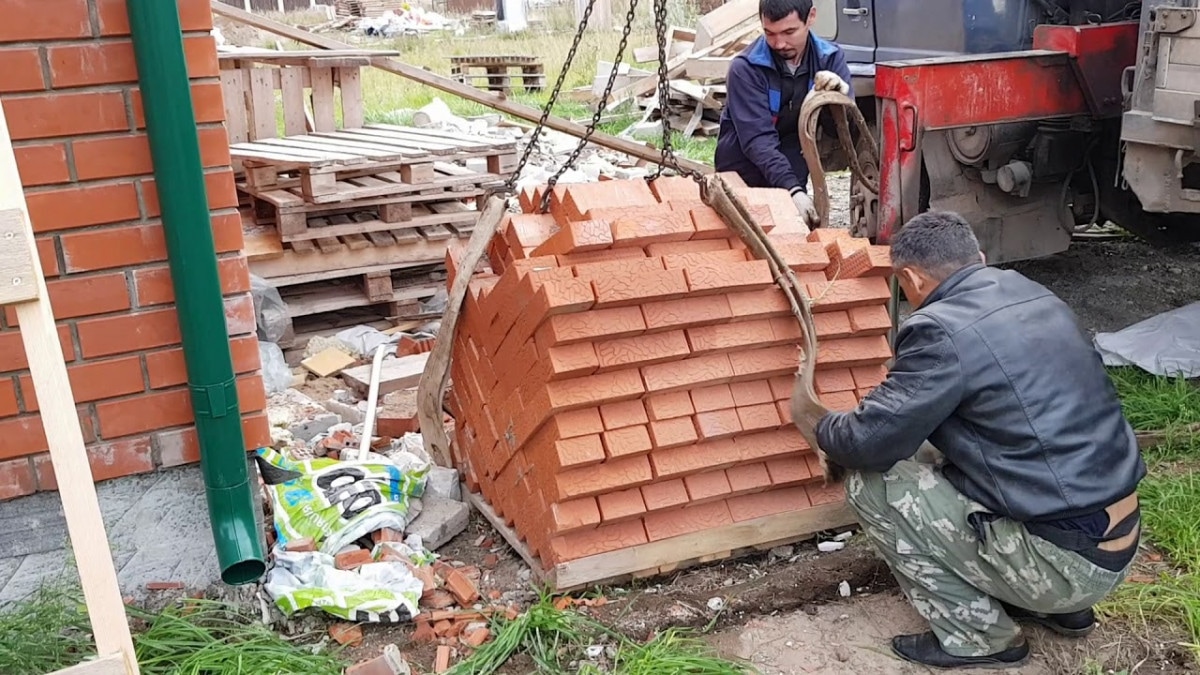 Поднятие кирпича и других стройматериалов на строй площадках в Челябинске  по низкой цене